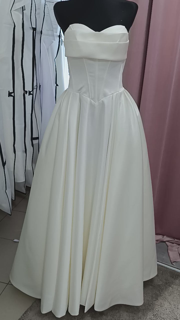 Suknia ślubna Nadria – satynowa elegancja z gorsetem